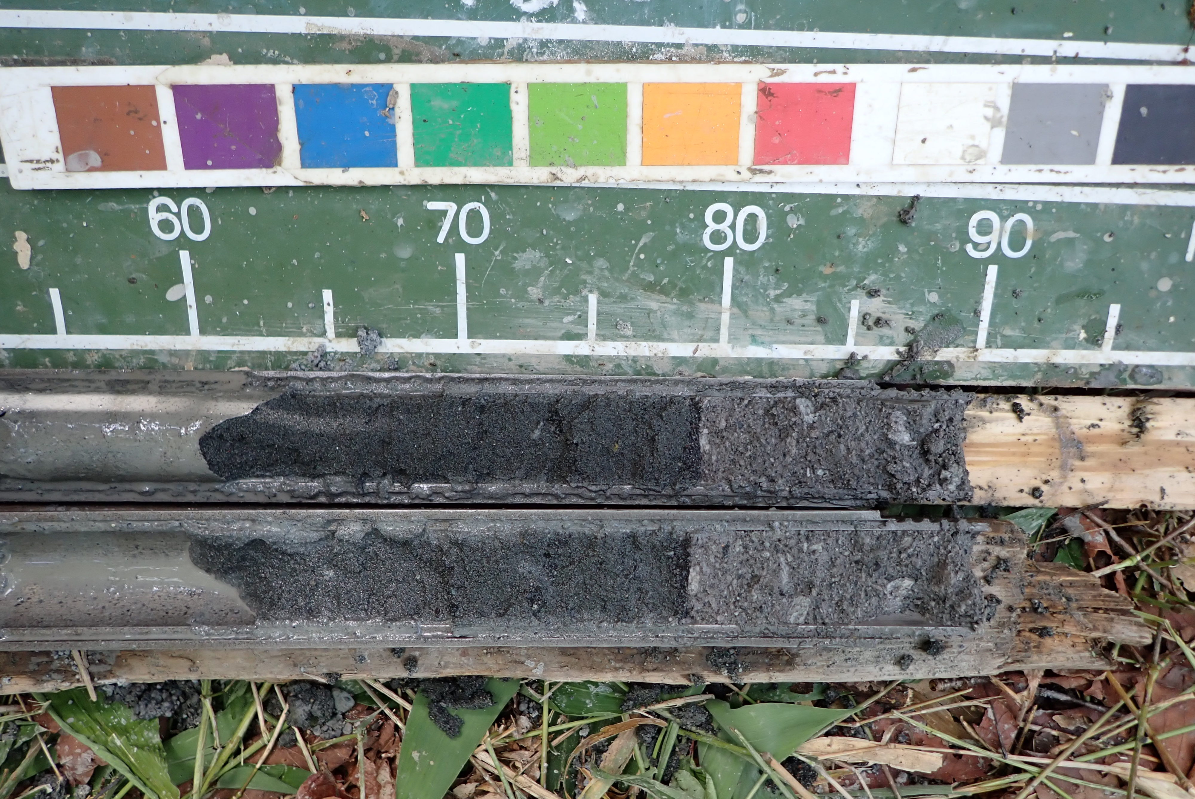 標準貫入試験による土のサンプリング